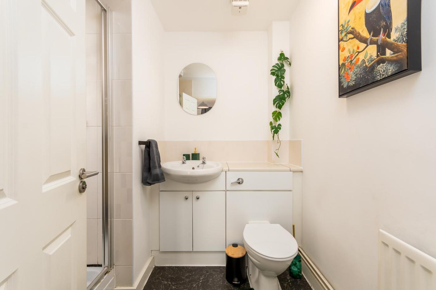 Apartment Flat Free Parking Sleeps 6