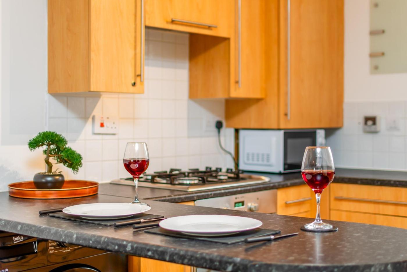 Apartment Flat Free Parking Sleeps 6 *