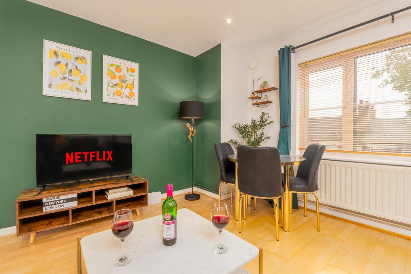 Flat Free Parking Sleeps 6 *