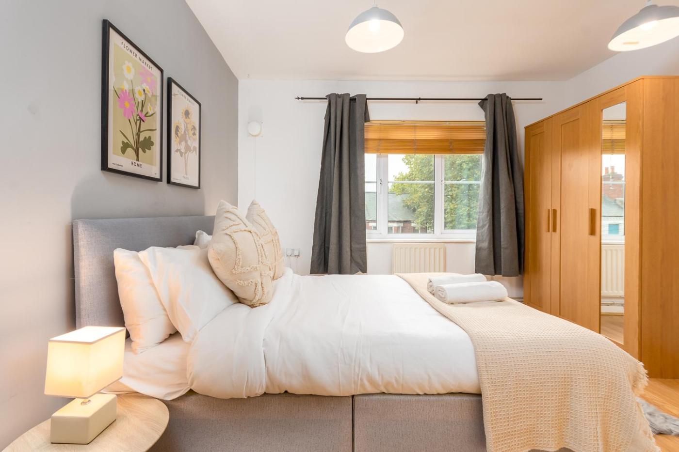 Flat Free Parking Sleeps 6 *